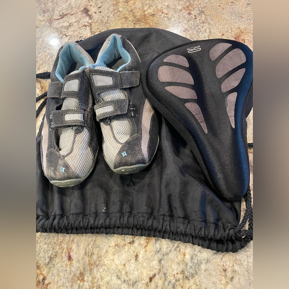 Spin shoes for cycling with cushion seat